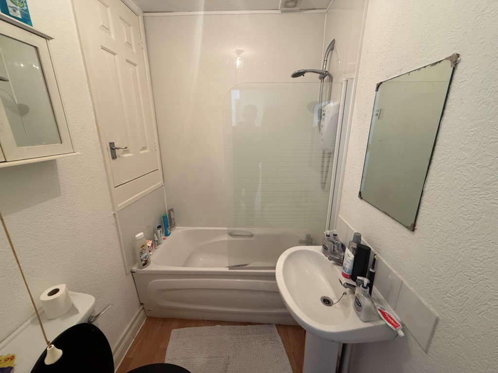 Lot: 105 - FLAT FOR INVESTMENT - Bathroom